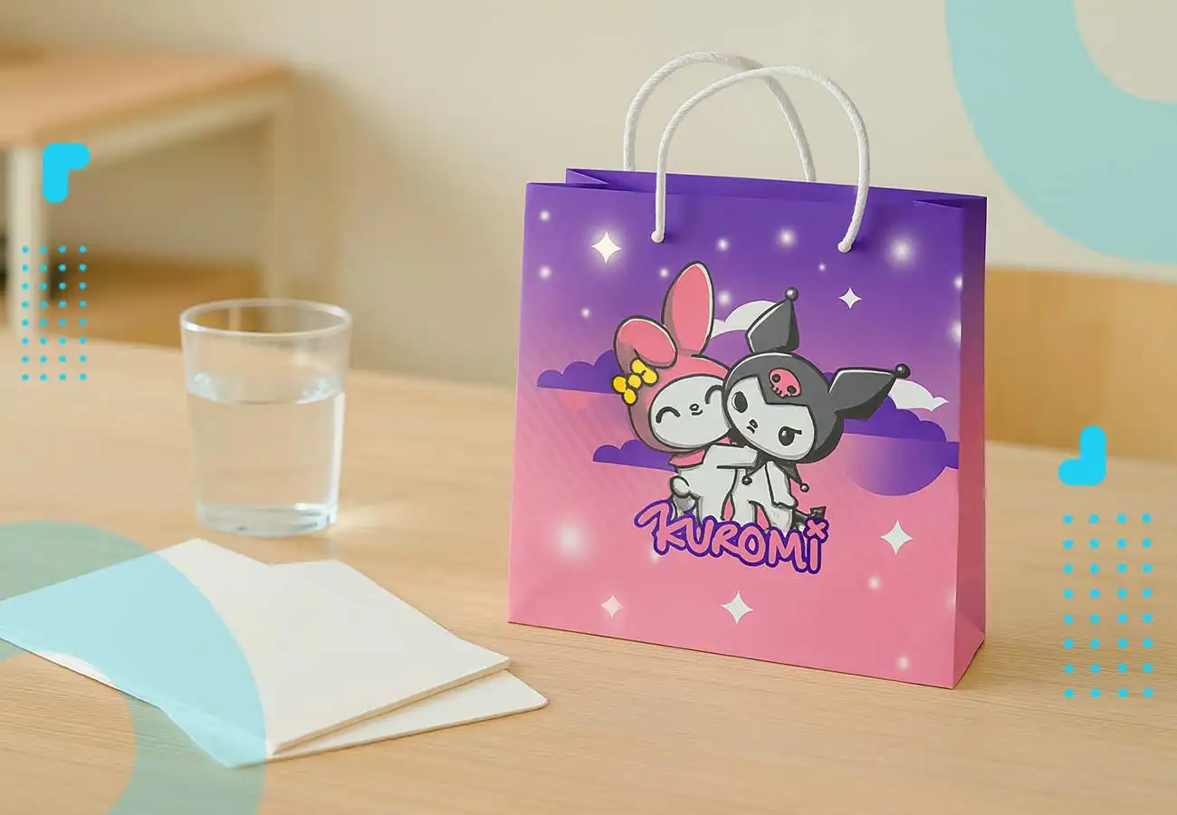 تصویر بگ کاغذ سنگی که محافظ محیط زیست هست و بدون مصرف آب تولید میشود. در کنار یک لیوان آب قرار دارد که این مفهوم رو برساند.